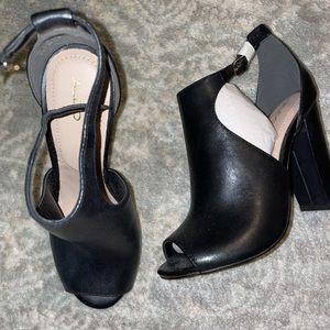 ALDO size 8 black sandal with chunky heel